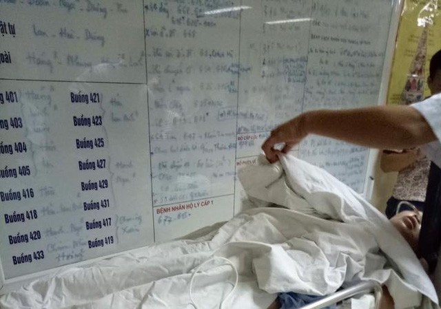 Chém vợ gần lìa tay vì không trả lời tin nhắn điện thoại Người vợ sau khi bị chồng đâm trọng thương được người nhà đưa đến bệnh viện cấp cứu
