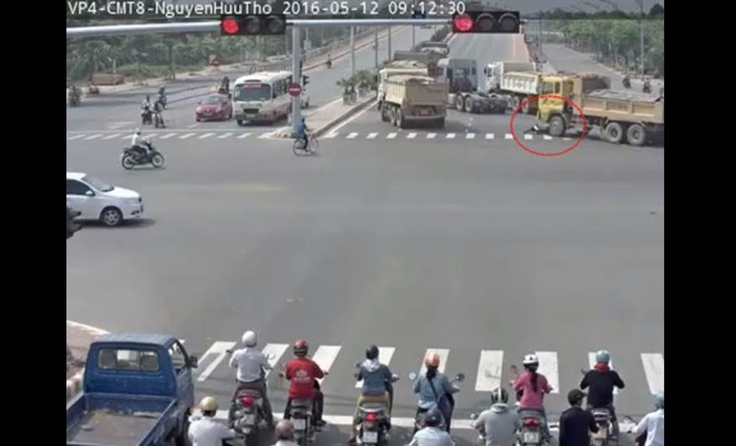 Từ 1/11, Đà Nẵng 'phạt nguội' vi phạm giao thông qua camera Một vụ tai nạn tại nút giao Cách Mạng Tháng Tám – Nguyễn Hữu Thọ được ghi lại nhờ camera giám sát giao thông. Ảnh: Thanh Trần.