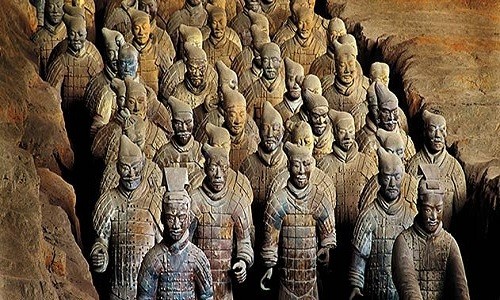 Phát hiện bất ngờ về đội quân gác mộ Tần Thủy Hoàng Đội quân đất nung bao gồm 8.000 tượng binh sĩ canh gác lăng mộ Tần Thủy Hoàng. Ảnh: Smithsonian Magazine.