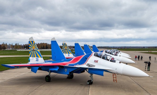 Phi đội trình diễn không quân Nga nhận tiêm kích Su-30SM 4 chiếc Su-30SM hồi cuối tuần thực hiện hành trình hơn 4.200 km từ nhà máy sản xuất ở thành phố Irkutsk tới căn cứ Kubinka, ngoại ô thủ đô Moscow, Nga để tham gia vào phi đội "Hiệp sĩ Nga" của không quân nước này. Ảnh: Livejournal.