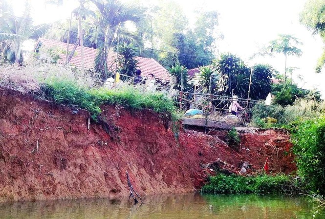 Bão số 7 cận kề, bờ sông, bờ biển TT-Huế sạt lở hàng loạt Sạt lở bờ sông Bồ đoạn qua thị xã Hương Trà.