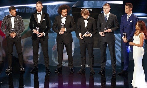 Huyền thoại Real chỉ trích việc Messi không dự lễ trao giải của FIFA Ronaldo và các cầu thủ Real ở buổi lễ trao giải của FIFA. Ảnh: Reuters.