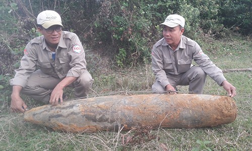 Kinh hãi phát hiện bom nặng 270 kg dưới mặt đường Quả bom dài 1,7m được tìm thấy khi san ủi đất để mở đường. Ảnh: Uyên Nhi.