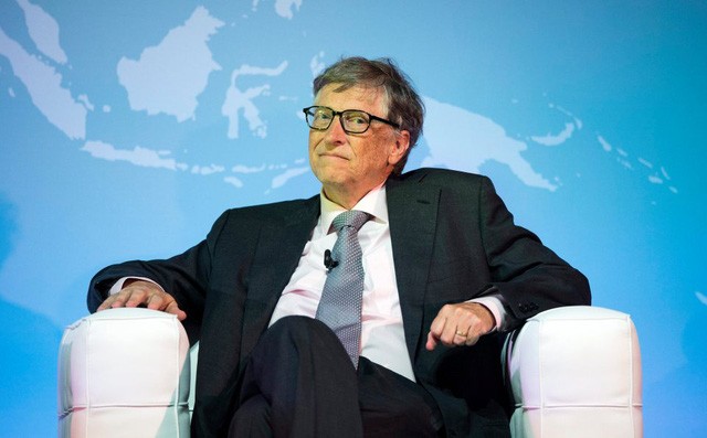 Bill Gates có thể trở thành tỷ phú có nghìn tỷ USD đầu tiên Bill Gates trong một cuộc gặp gỡ tại London vào tháng 10/2016. Nguồn: EPA.
