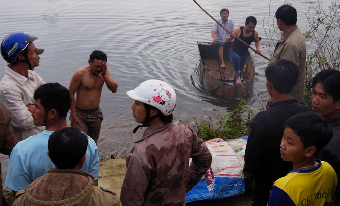Tìm thấy hai cháu bé bị lật xuồng chết đuối trong hồ thủy lợi Tìm thi thể hai cháu bé
