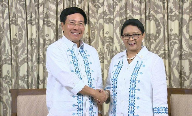 Việt Nam, Indonesia phối hợp chặt chẽ chống khủng bố Phó Thủ tướng Phạm Bình Minh và Bộ trưởng Ngoại giao Indonesia Retno Marsudi trong cuộc tiếp xúc tại Philippines. Ảnh: BNG.