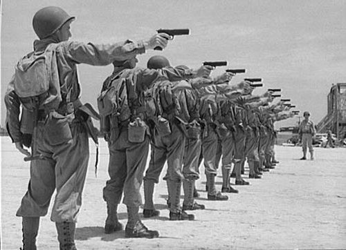 Lính Mỹ dùng súng ngắn chặn đứng xe tăng Đức Lính Mỹ tập bắn với súng ngắn M1911. Ảnh: Olive-drab.