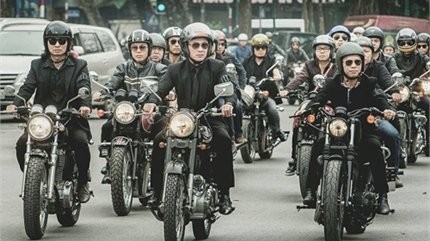 Video: Diễu hành motor trước liveshow tưởng nhớ Trần Lập Video: Diễu hành motor trước liveshow tưởng nhớ Trần Lập