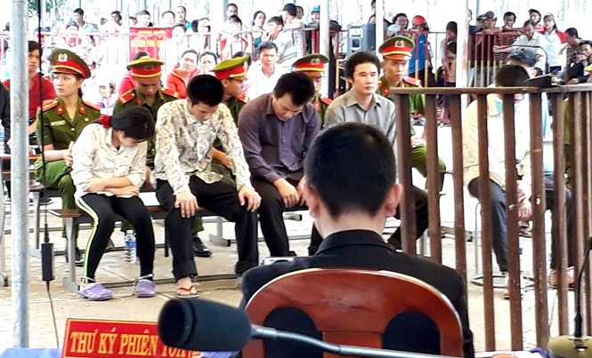 Túng tiền nên đi cướp tiệm vàng 5 bị cáo tại phiên tòa lưu động sáng nay 1/4. Ảnh: Tân Châu.