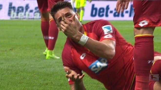 Kinh hãi với ngón tay bị gãy của sao Bundesliga Ngón tay của Wagner đã bị gãy gập lại sau pha va chạm.