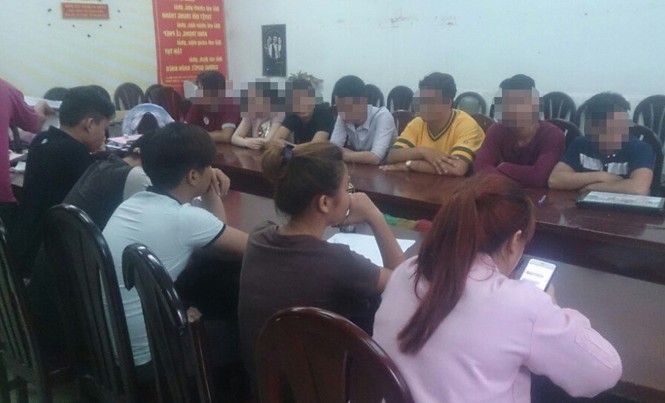 Triệu tập 14 nghi can trong vụ “xẻo” tai cô gái bán trà sữa Các nghi can trong vụ việc bị công an triệu tập.