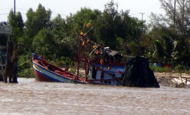 Sẽ khởi tố vụ lật tàu khiến 2 người chết ở lễ hội Bạc Liêu Chiếc tàu bị nạn mang biển số BL 9332 được trục vớt, đưa vào bờ để phục vụ điều tra.