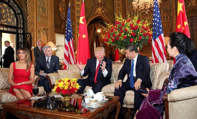 Lãnh đạo Mỹ - Trung: Bữa tối nhẹ nhàng trước khi nói chuyện gai góc Tổng thống Mỹ Donald Trump và Phu nhân Melania tiếp Chủ tịch Trung Quốc Tập Cận Bình và Phu nhân Bành Lệ Viện. Ảnh: Carlos Barria.