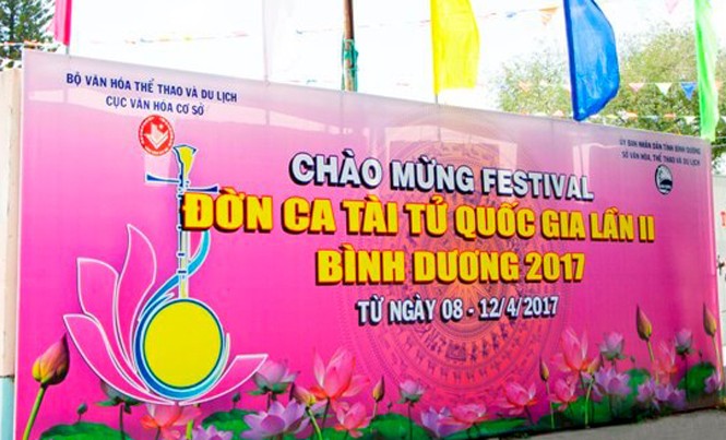 Không khí sôi động của Bình Dương trước giờ khai mạc Festival Đờn ca tài tử lần 2 Không khí lễ hội tràn ngập các con đường, khu phố.