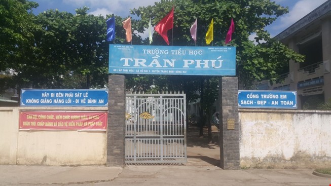 Học sinh tiểu học hoảng loạn vì bị giảng viên xông vào trường 'lột' quần Học sinh tiểu học hoảng loạn vì bị giảng viên xông vào trường 'lột' quần