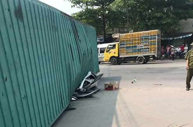 Container lật nghiêng đè bẹp xế hộp, 2 người chết Hiện trường vụ tai nạn.