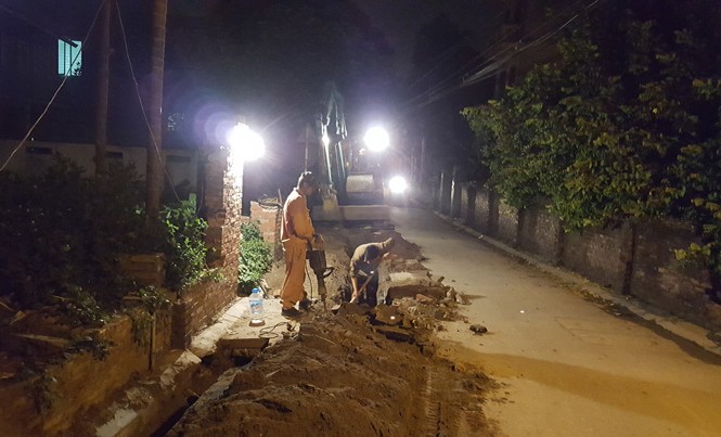 Đường ì ạch vừa xong đã bị phá tơi bời Người dân chua xót khi chứng kiến con đường mới bị cày xới một cách mất an toàn.