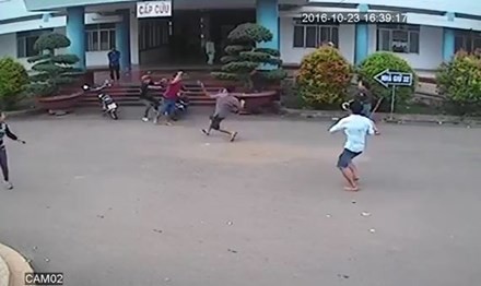 Hai băng nhóm 'đại náo' bệnh viện ra tòa lĩnh án Ảnh cắt từ clip.