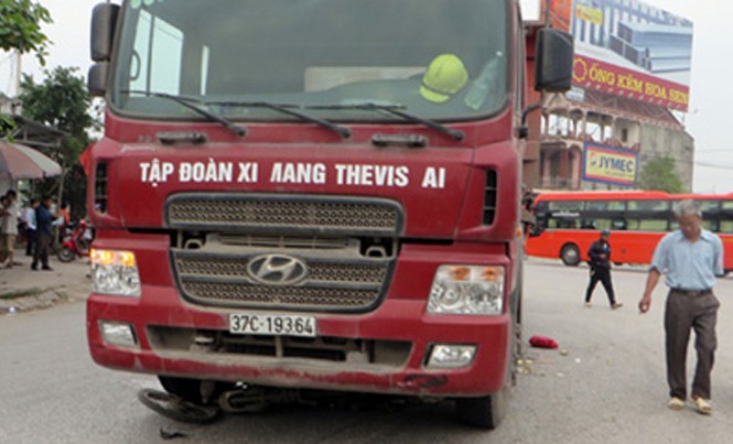 Xe tải 'nuốt chửng' xe đạp điện, một phụ nữ chết thảm Xe đạp điện và người phụ nữ nằm dưới gầm xe tải.