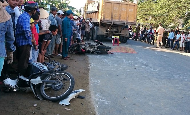 Nam thanh niên chết thảm dưới gầm xe chở cát Hiện trường vụ tai nạn.