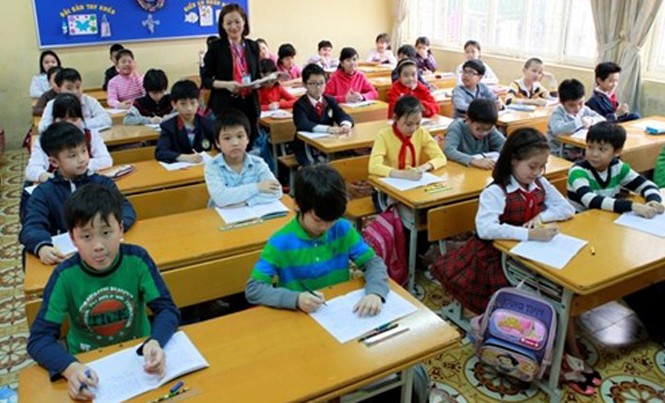 Chương trình giáo dục phổ thông: Giáo viên chóng mặt vì môn mới Cô giáo Phan Tuyết cho rằng chương trình bậc tiểu học mới nặng về kiến thức hơn chương trình cũ. Ảnh minh họa: Báo Nhân Dân.