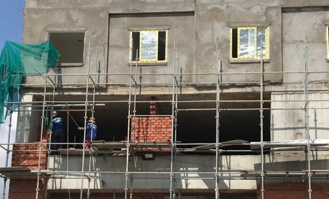 Dự án Đạt Gia Thủ Đức bị đình chỉ vẫn ngang nhiên xây dựng Công nhân thi công tại dự án Đạt Gia Thủ Đức vào ngày 27/6.