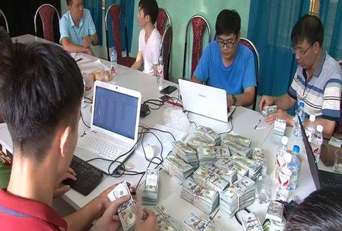 Bắt đối tượng người Trung Quốc vận chuyển gần 1 triệu USD qua biên giới Tang vật vụ án. Ảh: TL.