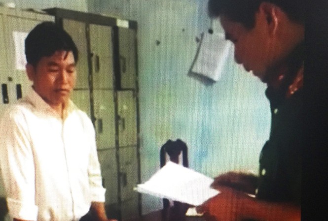 Đắk Lắk: Bắt giam nguyên Phó Chủ tịch xã lừa dân 'chạy việc' Ông Mai Hiền nghe đọc lệnh bắt tạm giam