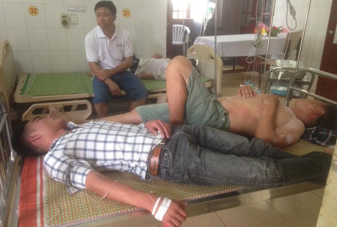 Ong rừng tấn công, 15 người ở Nghệ An nhập viện Người dân và học sinh bị ong đốt đang điều trị tại bệnh viện.