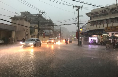 Mưa trái mùa đổ xuống Sài Gòn, nhiều người trở tay không kịp Mưa trái mùa đổ xuống Sài Gòn, nhiều người trở tay không kịp