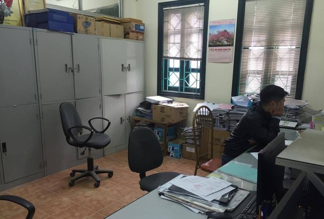 Ngày làm việc đầu tiên sau Tết, nhiều cán bộ bỏ việc đi hội? Một phòng làm việc vắng vẻ
