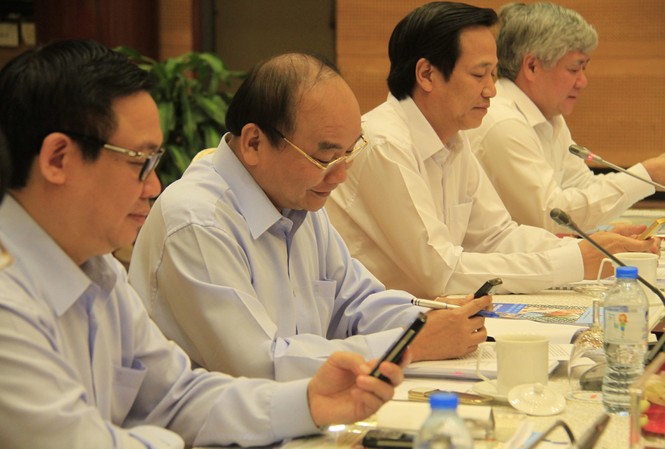 Thủ tướng: Cho người nghèo cần câu chứ không chỉ cho con cá Thủ tướng Nguyễn Xuân Phúc, Phó Thủ tướng Vương Đình Huệ cùng các đại biểu nhắn tin ủng hộ người nghèo. Ảnh: Trường Phong