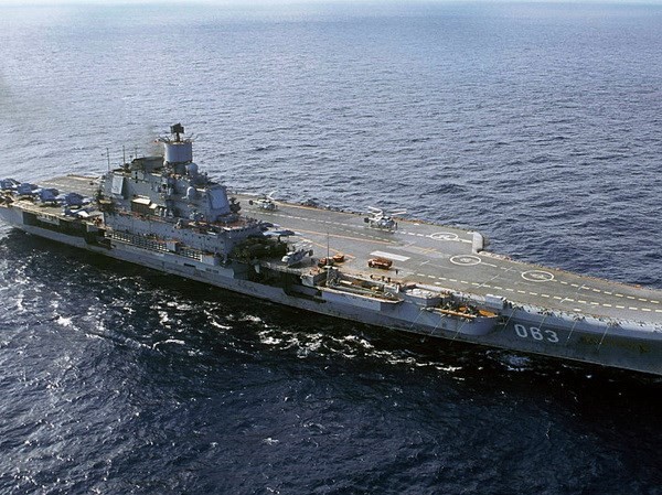 Bản tin 8H: Nga mang đội tàu thiện chiến tuần tra Đại Tây Dương Tàu sân bay Đô đốc Kuznesov. (nguồn: AP)