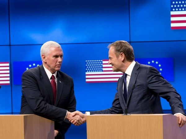 Bản tin 8H: Mỹ tuyên bố gắn kết với châu Âu vì an ninh và chống khủng bố Phó Tổng Mỹ Mike Pence và Chủ tịch Hội đồng châu Âu Donald Tusk. (Nguồn: Reuters)