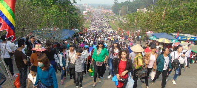Từ 100 năm trước, ngày Giỗ Tổ 10/3 đã được định lệ Hàng triệu người hành hương về Đền Hùng thắp hương dịp Giỗ Tổ hằng năm