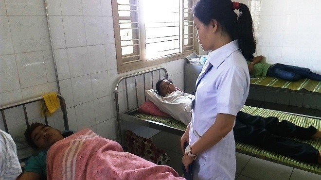 Gần 20 người cùng thôn nhập viện sau khi ăn bánh tét Y tá bệnh viện thăm, khám cho bệnh nhân nghi ngộ độc thực phẩm sau khi ăn bánh tét.