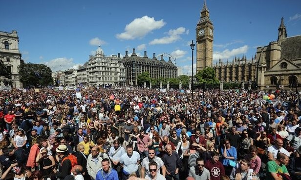 Hàng chục nghìn người 'phủ' kín đường biểu tình phản đối Brexit Hàng chục ngàn người biểu tình chống Brexit.