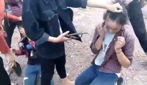 Tin mới vụ nữ sinh dùng dép tát liên tiếp vào mặt bạn Nhóm nữ sinh đánh bạn đã nhiều lần nhưng các bậc phụ huynh vẫn không hay biết.