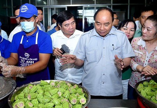 Thủ tướng thị sát quán phở bình dân ở Sài Gòn Thủ tướng kiểm tra thực phẩm tại cơ sở Tú Anh.