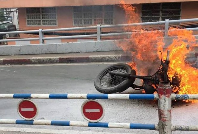 Mô tô phân khối lớn cháy ngùn ngụt ở Sài Gòn Chiếc xe phân khối lớn cháy ngùn ngụt giữa đường.