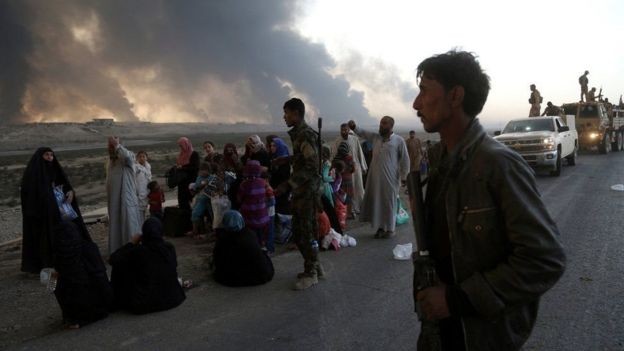 Mỹ cáo buộc IS dùng dân thường làm “lá chắn sống” ở Iraq Người dân chạy trốn khỏi Mosul khi chiến sự leo thang giữa quân đội Iraq và IS. Ảnh: AP
