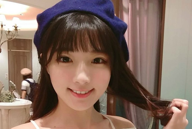 Cô gái được mệnh danh thiên thần tiếp viên hàng không Cô gái có nickname Tiểu Tiểu hiện là nữ tiếp viên hàng không của hãng bay giá rẻ V Air (Đài Loan, Trung Quốc).