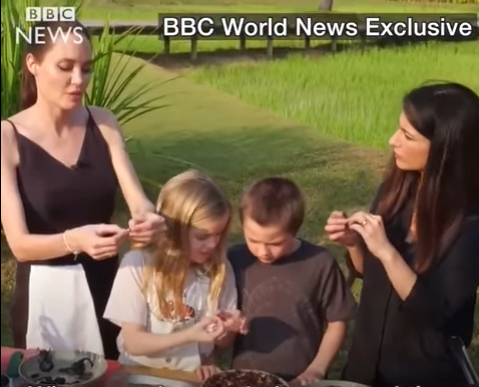 Angelina Jolie cùng các con trải nghiệm ăn bọ cạp, nhện tại Campuchia Angelina Jolie chuẩn bị nguyên liệu từ côn trùng để nấu ăn.