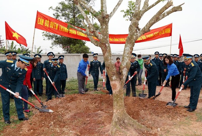 Trung đoàn 927 phát động thi đua Tháng thanh niên Các đại biểu lãnh đạo, ĐVTN trồng cây lưu niệm, tổng vệ sinh đường liên thôn sau lễ phát động