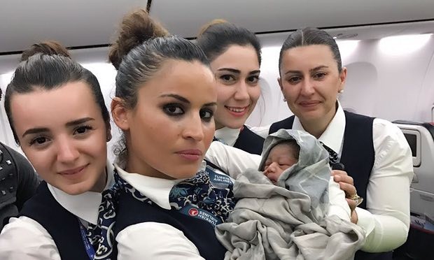 Bé gái chào đời ở độ cao gần 13.000m Các nữ tiếp viên của hãng Turkish Airlines chụp ảnh với bé Kadiju.