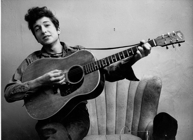 Giải Nobel 2017 tăng tiền thưởng lên hơn 1 triệu USD Nhà văn, ca sĩ, nhạc sĩ Bob Dylan nhận giải Nobel Văn học 2016.