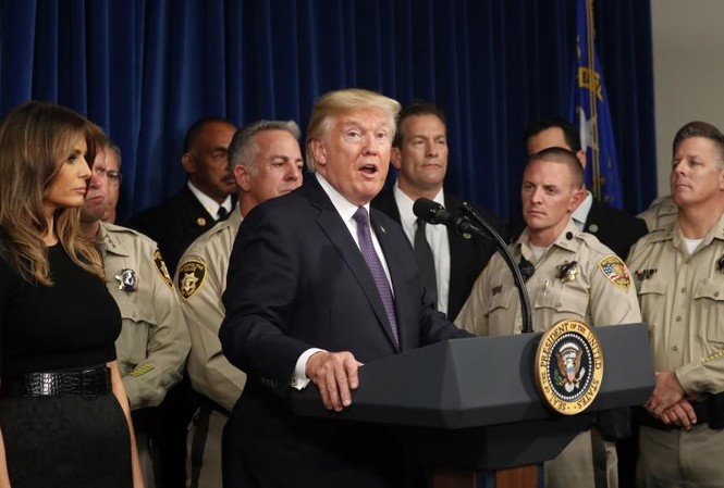 Tổng thống Trump 'né' vấn đề kiểm soát súng trong chuyến thăm Las Vegas Tổng thống Donald Trump phát biểu tại Sở Cảnh sát Thủ đô Las Vegas. Ảnh: Reuters