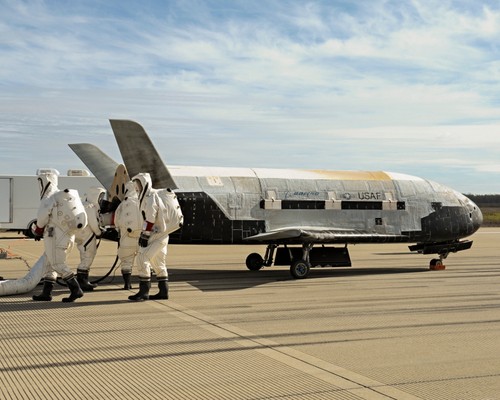 Máy bay vũ trụ bí ẩn nhất của không quân Mỹ Một chiếc X-37B sau khi hạ cánh. Ảnh: Universe Today.