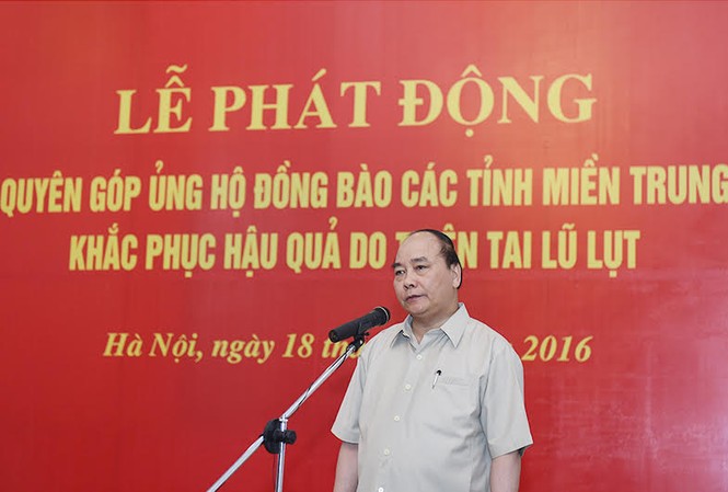 Thủ tướng và các phó thủ tướng ủng hộ đồng bào miền Trung Thủ tướng Nguyễn Xuân Phúc phát động quyên góp ủng bộ đồng bào miền Trung
