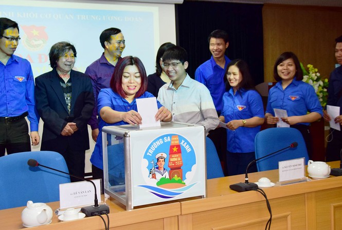 Bán đấu giá tranh ủng hộ chương trình “Trường Sa xanh' Dịp này, Đoàn thanh niên cơ quan T.Ư Đoàn đã phát động toàn thể các chi Đoàn, ĐVTN thuộc cơ quan T.Ư Đoàn ủng hộ chương trình “Trường Sa xanh” năm 2016.